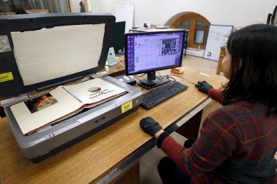 "A medida que vas digitalizando necesariamente tienes que pasar por todas las páginas, cada una de ellas y eso hace que uno paralelamente al proceso técnico adquieras un conocimiento del libro”, detalla Andrea Durán.